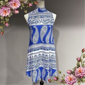 A-line swing style sleeveless paisley print mini dress